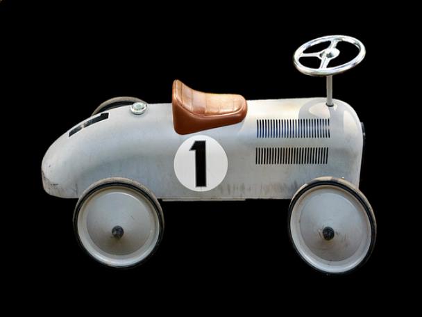 전작대비 확장된 커버 디스플레이